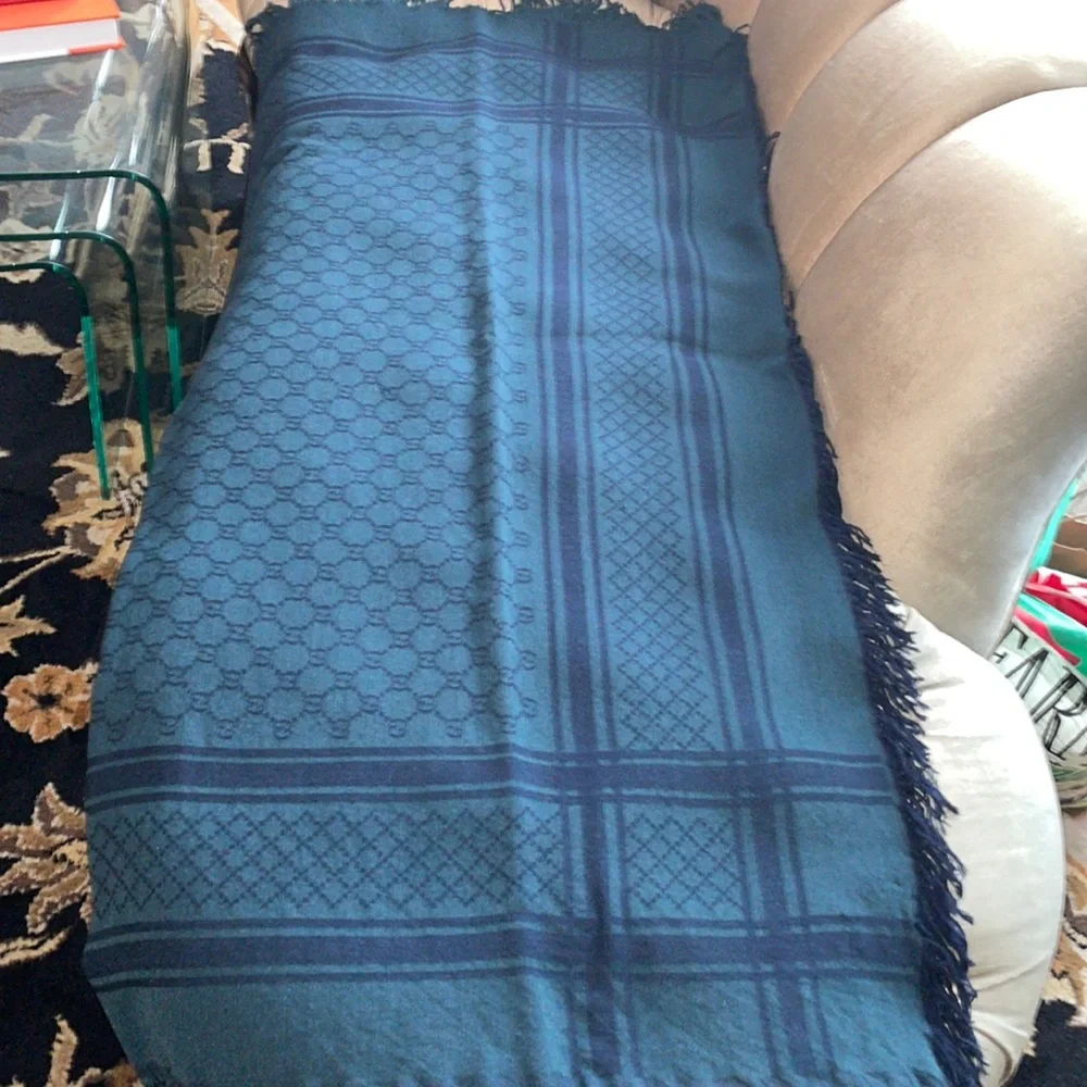 Authentic gucci scarf (unisex)